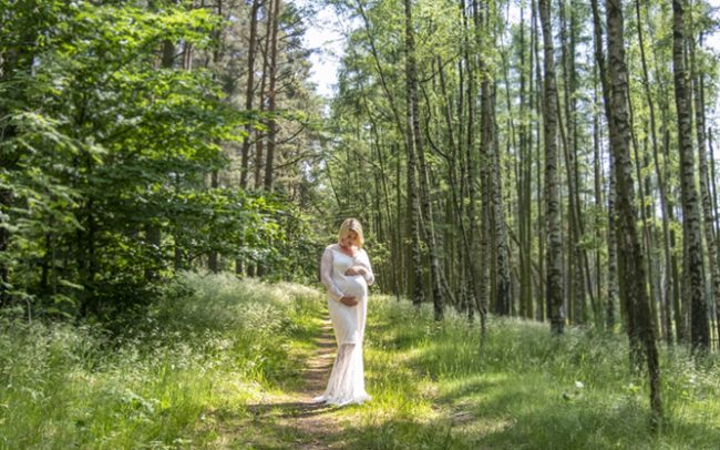 sesja ciążowa w lesie